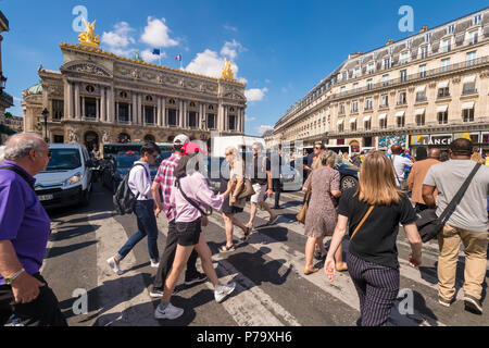 Parigi, Francia - 25 Giugno 2018: una folla di persone che attraversano Rue de la Paix vicino a Paris Opera Garnier. Foto Stock