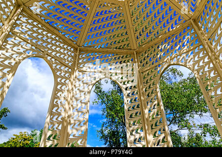 BAD SCHWALBACH, GERMANIA-Giugno 25, 2018: La Schwalbenpavillon (Swallow pavilion) nel parco termale di Bad Schwalbach, vicino a Wiesbaden in Hesse, Germania Foto Stock