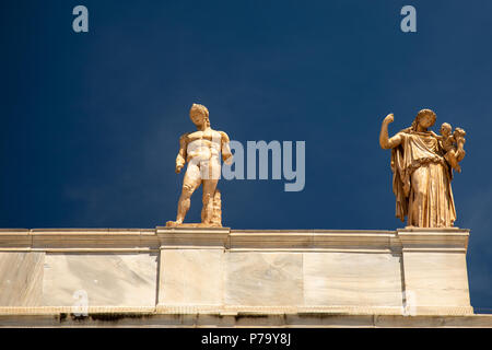 Dio greco Ares (dio della guerra) & Dea Irene con baby Plutus (Dio della pace), Roof Top sculture, Museo Archeologico Nazionale di Atene, in Grecia. Foto Stock
