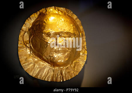 La morte di oro-maschera di un uomo, funeraria di abbigliamento uomo micenea, dal grave 5, un cerchio, micenee sito archeologico vicino a Mykines, XVI secolo A.C. Foto Stock