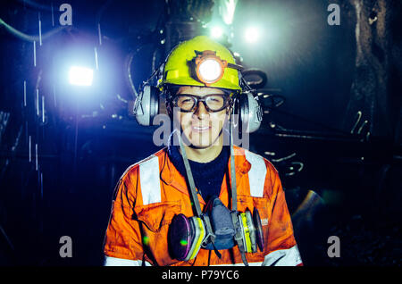 CERRO DE PASCO , Perù - 14 luglio 2017: un felice miner all'interno di una miniera in Cerro de Paso - Perù Foto Stock