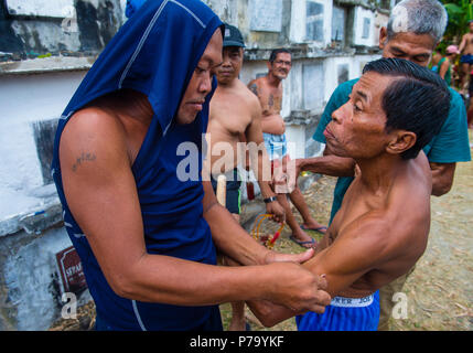 Filippino uomini ha colpito themselve il Venerdì Santo al cimitero di Gasan, Marinduque Island, Foto Stock