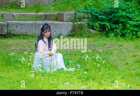 Donna coreana con abito Hanbok in Corea di Seoul Foto Stock