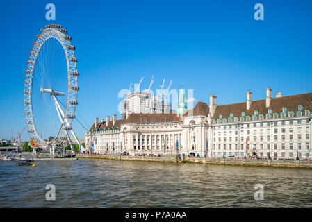 Riva del Tamigi a Londra Foto Stock