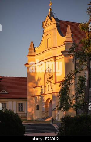 La Chiesa di San Giorgio a Gniezno, Polonia. Città vecchia edifici sacri, architettura del primo capitale polacca. Vista serale, ora d'oro foto. Foto Stock