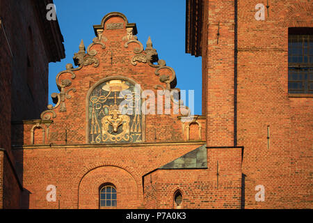 Cattedrale di Gniezno, Polonia. Vista serale per la facciata, dettaglio. Ora d'oro foto. Foto Stock