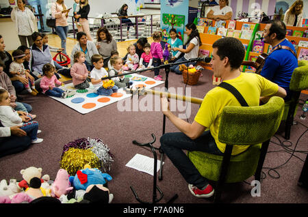 Lima, Perù - 25 Maggio 2018: Banda musicale per bambini Troly e El Lobito. I ragazzi cantano per i bambini. Foto Stock