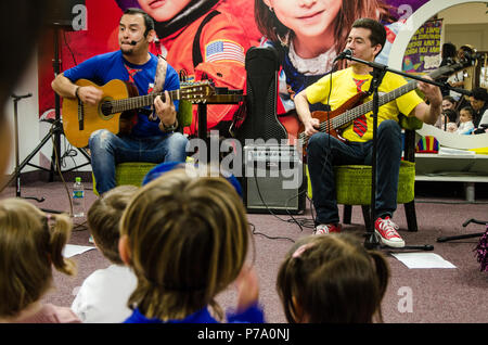 Lima, Perù - 25 Maggio 2018: Banda musicale per bambini Troly e El Lobito. I ragazzi cantano per i bambini. Foto Stock