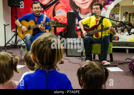 Lima, Perù - 25 Maggio 2018: Banda musicale per bambini Troly e El Lobito. I ragazzi cantano per i bambini. Foto Stock