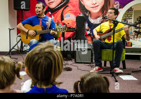 Lima, Perù - 25 Maggio 2018: Banda musicale per bambini Troly e El Lobito. I ragazzi cantano per i bambini. Foto Stock