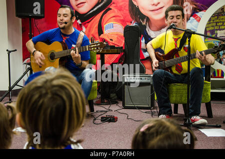 Lima, Perù - 25 Maggio 2018: Banda musicale per bambini Troly e El Lobito. I ragazzi cantano per i bambini. Foto Stock