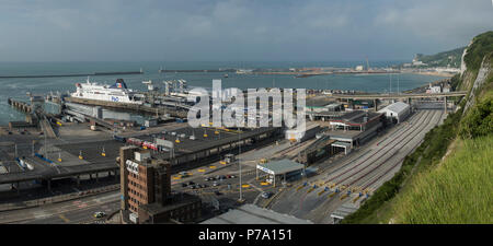 Porto di coprire fotografata dalle bianche scogliere di Dover. Il Porto di Dover è la croce-porto canale si trova a Dover, Kent, sud-est dell'Inghilterra. Esso Foto Stock