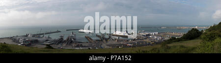 Porto di coprire fotografata dalle bianche scogliere di Dover. Il Porto di Dover è la croce-porto canale si trova a Dover, Kent, sud-est dell'Inghilterra. Esso Foto Stock