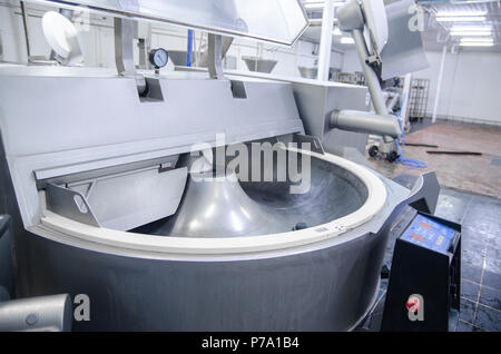 Taglierina. Fresa industriale per la macinazione di carne. La fabbrica per la produzione di salsicce e prelibatezze di carne. Sfondo. Foto Stock