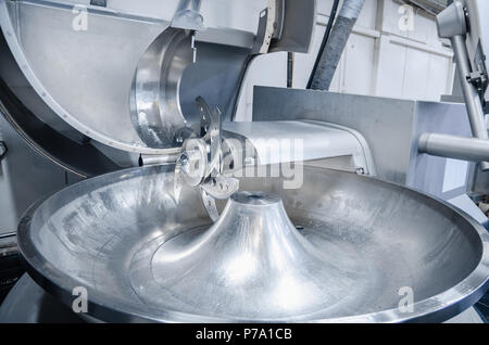 Taglierina. Fresa industriale per la macinazione di carne. La fabbrica per la produzione di salsicce e prelibatezze di carne. Sfondo. Foto Stock