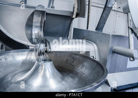 Taglierina. Fresa industriale per la macinazione di carne. La fabbrica per la produzione di salsicce e prelibatezze di carne. Sfondo. Foto Stock