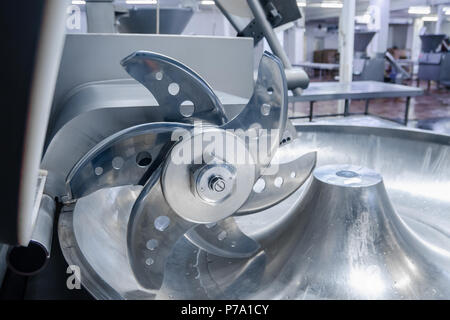 Taglierina. Fresa industriale per la macinazione di carne. La fabbrica per la produzione di salsicce e prelibatezze di carne. Sfondo. Foto Stock