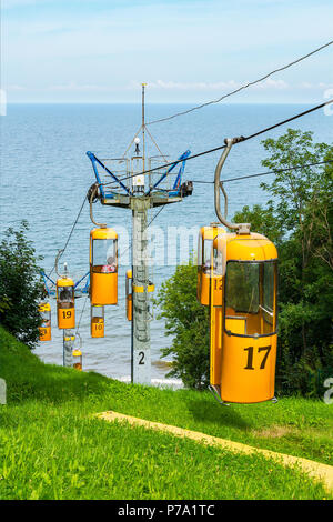 Funivia dalla stazione alla spiaggia del resort di Svetlogorsk, la regione di Kaliningrad Foto Stock