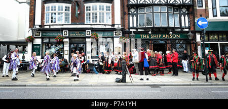 Portsmouth, Regno Unito - 15 Luglio 2017: Uomini di Morris Dance sulle strade di Portsmouth durante il giorno del festival di danza. Foto Stock