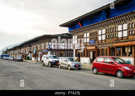 Paro, Bhutan - 11 Aprile 2016: La città di Paro in Bhutan è un complesso di archictecture tradizionali riccamente decorate degli edifici che ospitano i piccolo negozio Foto Stock