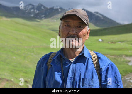 Ritratto di un herder del Kirghizistan, Jyrgalan, Kirghizistan Foto Stock