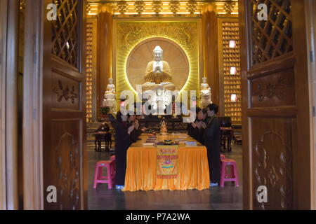 I monaci buddisti rituale Dafo tempio buddista e monastero, Beijing Road, Guangzhou, Cina Foto Stock