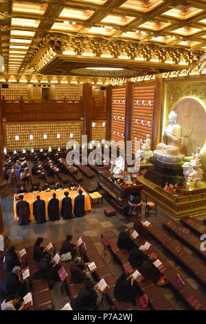 I monaci buddisti rituale Dafo tempio buddista e monastero, Beijing Road, Guangzhou, Cina Foto Stock