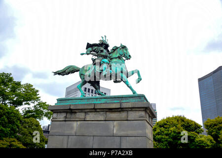 Kusunoki Masashige statua, il grande samurai, ad est del giardino esterno palazzo imperiale a Tokyo in Giappone Foto Stock