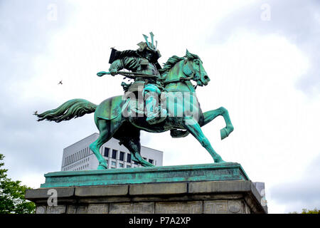 Kusunoki Masashige statua, il grande samurai, ad est del giardino esterno palazzo imperiale a Tokyo in Giappone Foto Stock