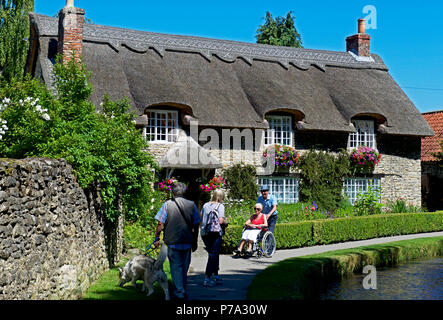 Cottage con il tetto di paglia & Thornton Beck, Thornton-le-Dale, North Yorkshire, Inghilterra, Regno Unito Foto Stock