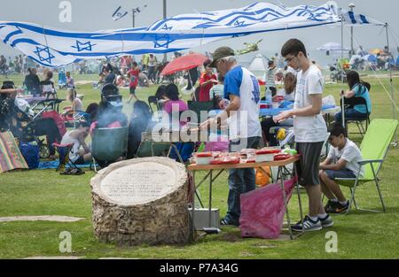 Famiglia israeliano la cottura della carne in riva al mare su una festività nazionale - il Giorno di Indipendenza di Israele. Tel Aviv, maggio 2014. Israele il giorno di indipendenza Foto Stock