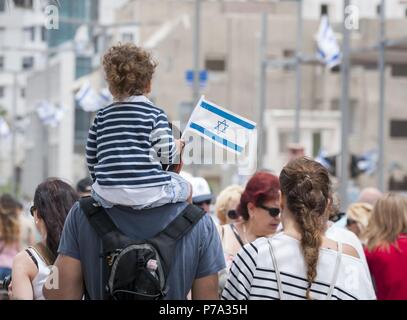 TEL AVIV, Israele. Maggio 2014. Padre e figlio con una bandiera in mano a piedi con la folla di Tel Aviv promenade. L'Israele il giorno di indipendenza. Foto Stock