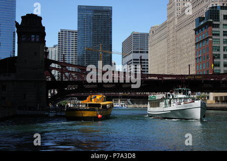 La Salle Street Bridge quando visto a piedi lungo il fiume Chicago a downtown Chicago River Walk in Illinois. Foto Stock