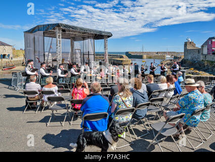 Dinnet FESTIVAL ABERDEENSHIRE SCOZIA DINNET tubo e banda di tamburo in prossimità della piattaforma che si affaccia sul porto e giocando a un pubblico Foto Stock