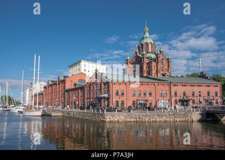 HELSINKI, Finlandia - 25/6/2018: la splendida vista della città vecchia di Helsinki con il famoso Uspenski ortodossa chiesa cattedrale e il porto vecchio Foto Stock