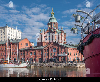 HELSINKI, Finlandia - 25/6/2018: la splendida vista della città vecchia di Helsinki con il famoso Uspenski ortodossa chiesa cattedrale e il porto vecchio Foto Stock