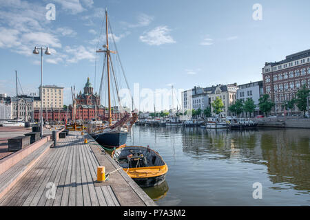 HELSINKI, Finlandia - 25/6/2018: la splendida vista della città vecchia di Helsinki con il famoso Uspenski ortodossa chiesa cattedrale e il porto vecchio Foto Stock