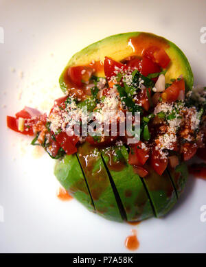 Pico de Gallo avocado farcito Foto Stock