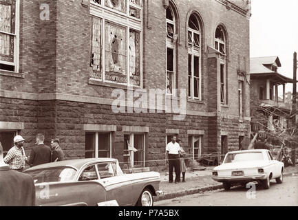 FBI foto del 16th Street Chiesa battista a Birmingham, AL dopo un KKK dynamite bomba ha ucciso quattro ragazze di afro-americano del 15 settembre 1963. Il bombardamento ha segnato un punto di svolta negli Stati Uniti durante il movimento per i diritti civili e ha contribuito al sostegno per il passaggio del Civil Rights Act del 1964. Foto Stock