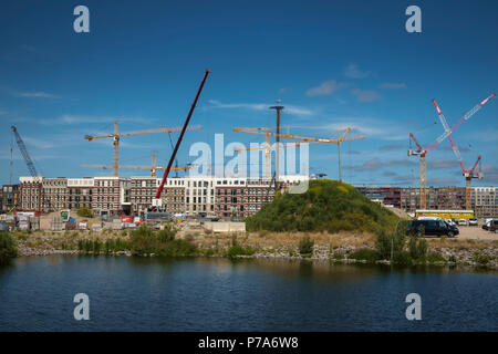 Un wir guerra di alta gru salire al di sopra di un nuovo sviluppo residenziale nel vecchio porto di Amsterdam. Foto Stock