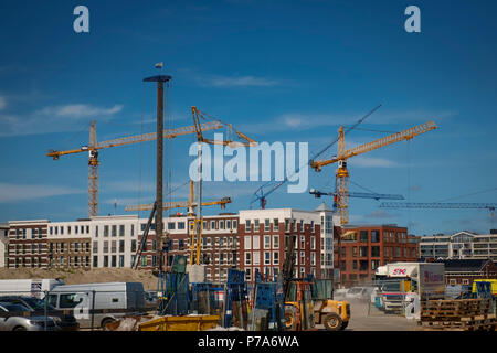 Un wir guerra di alta gru salire al di sopra di un nuovo sviluppo residenziale nel vecchio porto di Amsterdam. Foto Stock