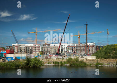 Un wir guerra di alta gru salire al di sopra di un nuovo sviluppo residenziale nel vecchio porto di Amsterdam. Foto Stock