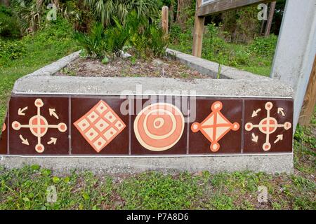 Piastrella ceramica artwork circonda un impianto letto all'entrata di Fort Mose stato storico Parco di San Agostino, Florida Foto Stock