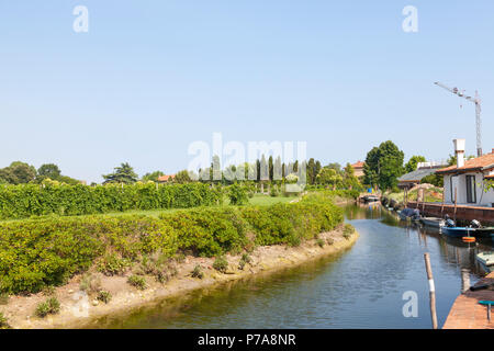 Vigneti sui terreni coltivati su una cantina,'Isola di Sant'Erasmo, Venezia, Veneto, Italia, agricul;tari per taluni paesaggio con canale di drenaggio e fabbricati aziendali Foto Stock