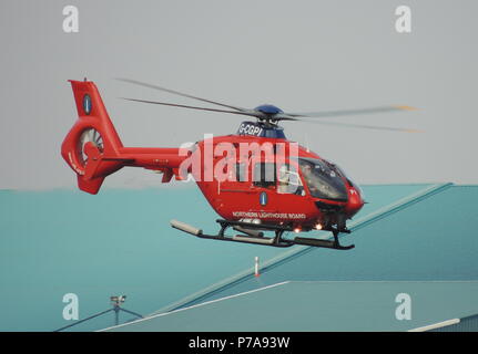 G-CGPI, un Eurocopter EC135T2+ azionato da Bond elicotteri a nome del Northern Lighthouse Board, a Prestwick International Airport in Ayrshire. Foto Stock