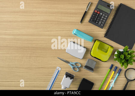 Più articoli di cancelleria per ufficio e scuola sulla scrivania di legno dello sfondo. Foto Stock