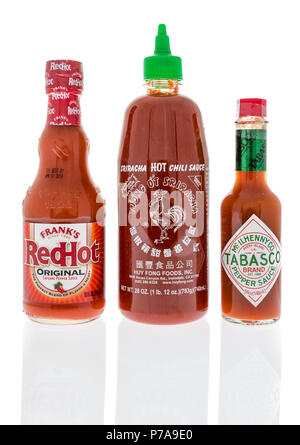 Winneconne, WI - 1 Luglio 2018: bottiglie dei migliori vendendo la salsa calda nel mondo include Frank's redhot Sriracha, salsa di peperoncino e pepe Tabasco sauc Foto Stock