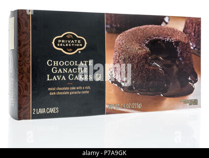 Winneconne, WI - 1 Luglio 2018: una casella di selezione Privato ganache al cioccolato torte di lava isolato su un background. Foto Stock