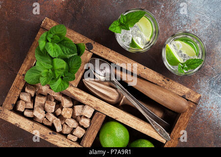 Cocktail Mojito ingredienti e bar scatola degli accessori. Vista superiore Foto Stock