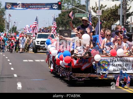 Los Angeles, Stati Uniti d'America. 4 Luglio, 2018. I partecipanti onda per la folla durante il quarto annuale di luglio sfilata in South Pasadena, in California, negli Stati Uniti il 4 luglio 2018. Credito: Zhao Hanrong/Xinhua/Alamy Live News Foto Stock